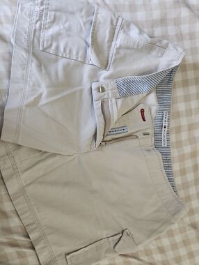 Vintage 90's Tommy Hilfiger Women's Beige Bermuda Shorts Size 2 Golfcore